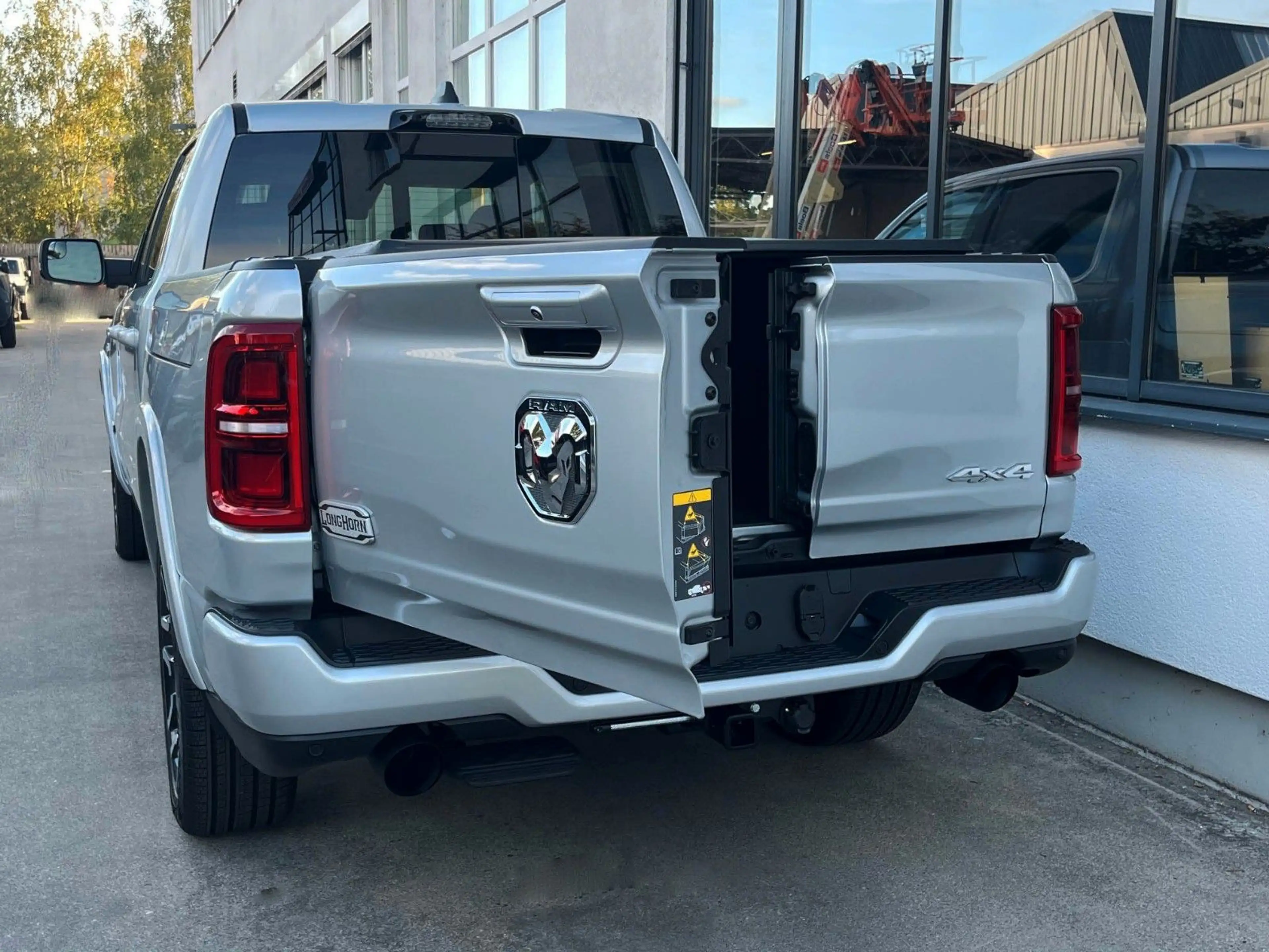 Dodge RAM Ram 1500 Crew Cab Longhorn  5.7l V8 MY26 — photo 9