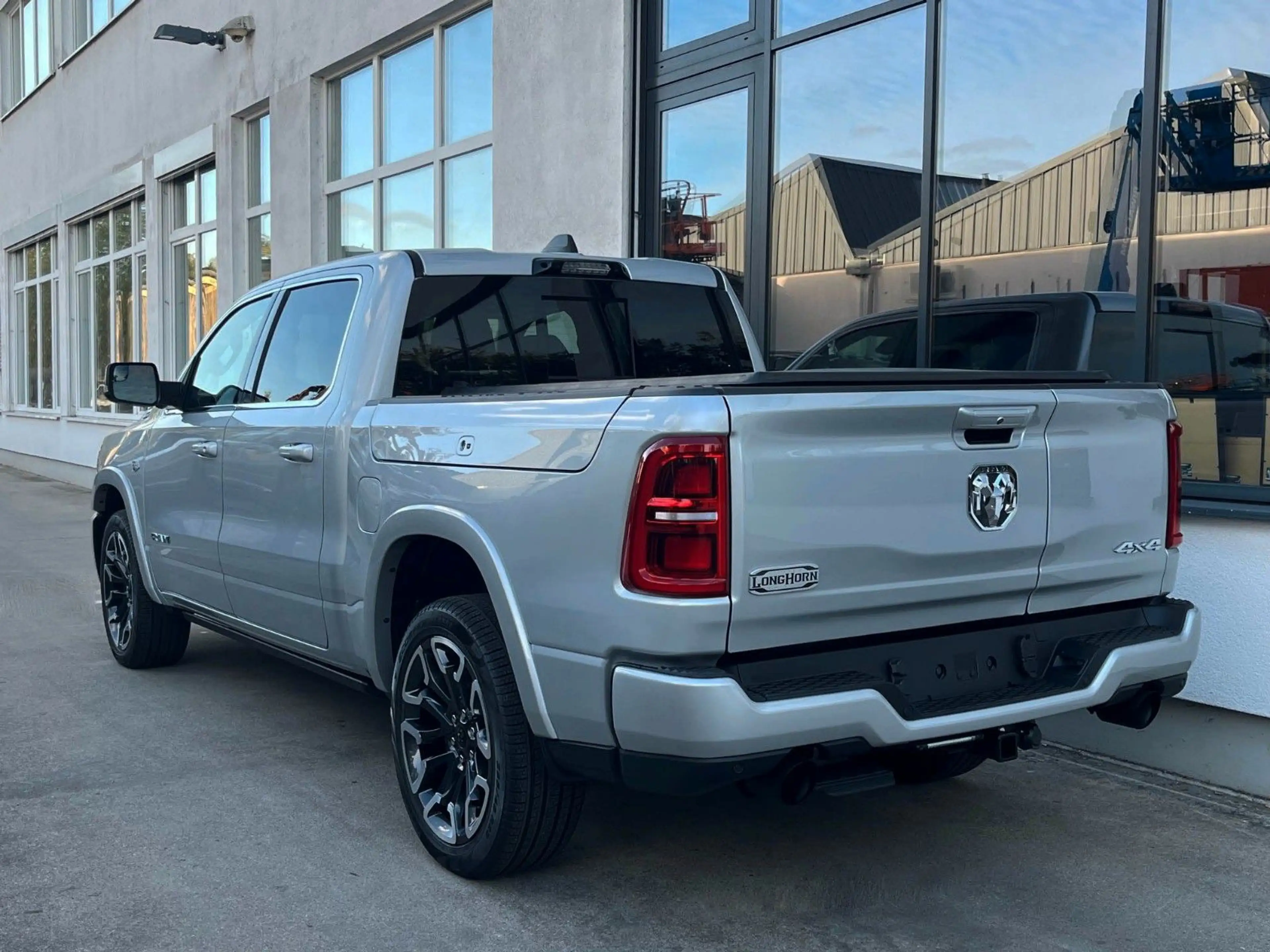 Dodge RAM Ram 1500 Crew Cab Longhorn  5.7l V8 MY26 — photo 6