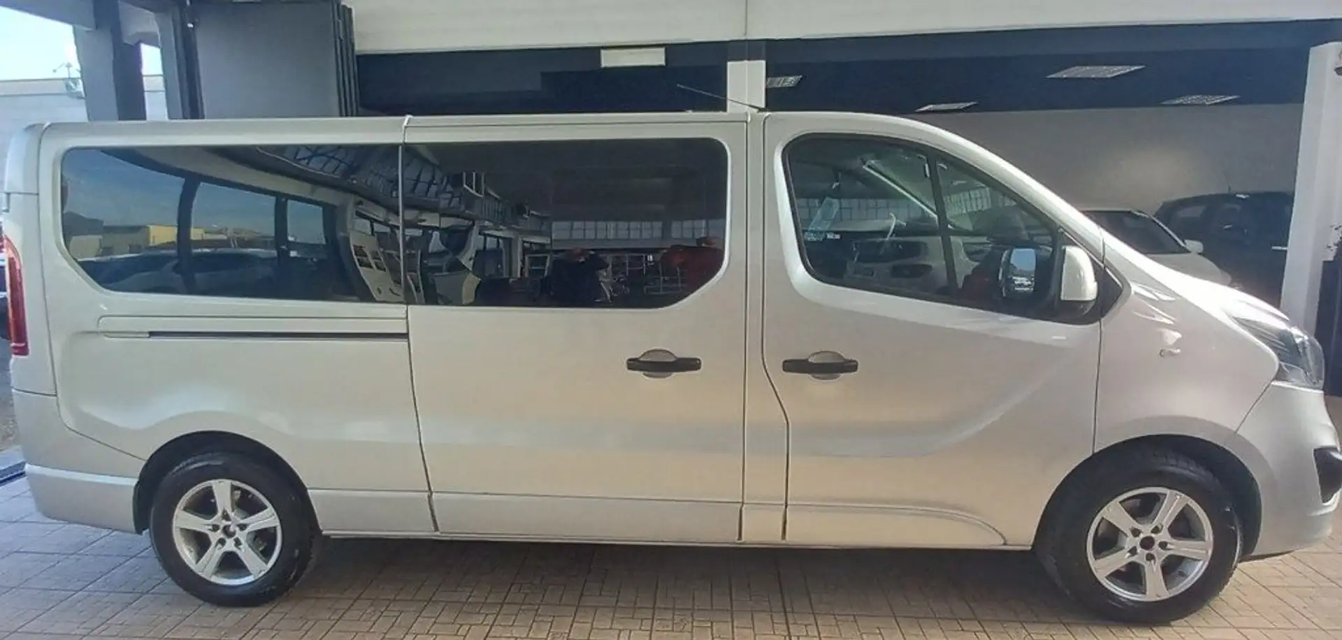 Opel Vivaro 29 1.6 CDTI 120CV S&S PL-TN Combi Grau - 2