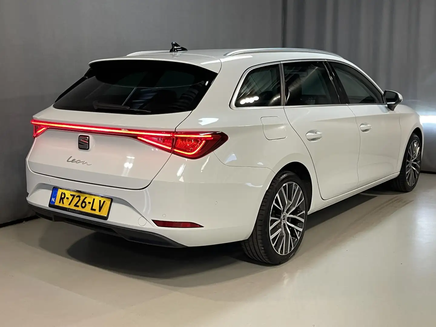 SEAT Leon Sportstourer 1.5 TSI Xcellence 18"/Dodehoek/Stoel Blanc - 2