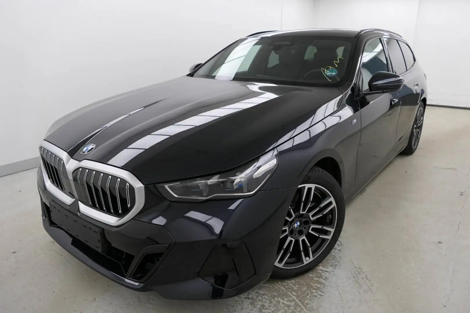 BMW 520 i Touring M Sportpaket Panorama Standhzg. AHK Schwarz - 2