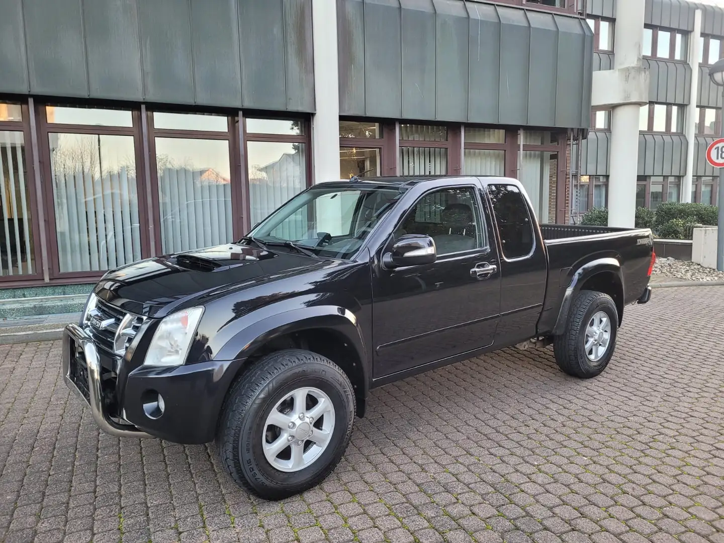 Isuzu D-Max D-Max 3.0 Space Cab Custom AHK 3.0 To-Nur 145 Tkm Czarny - 2