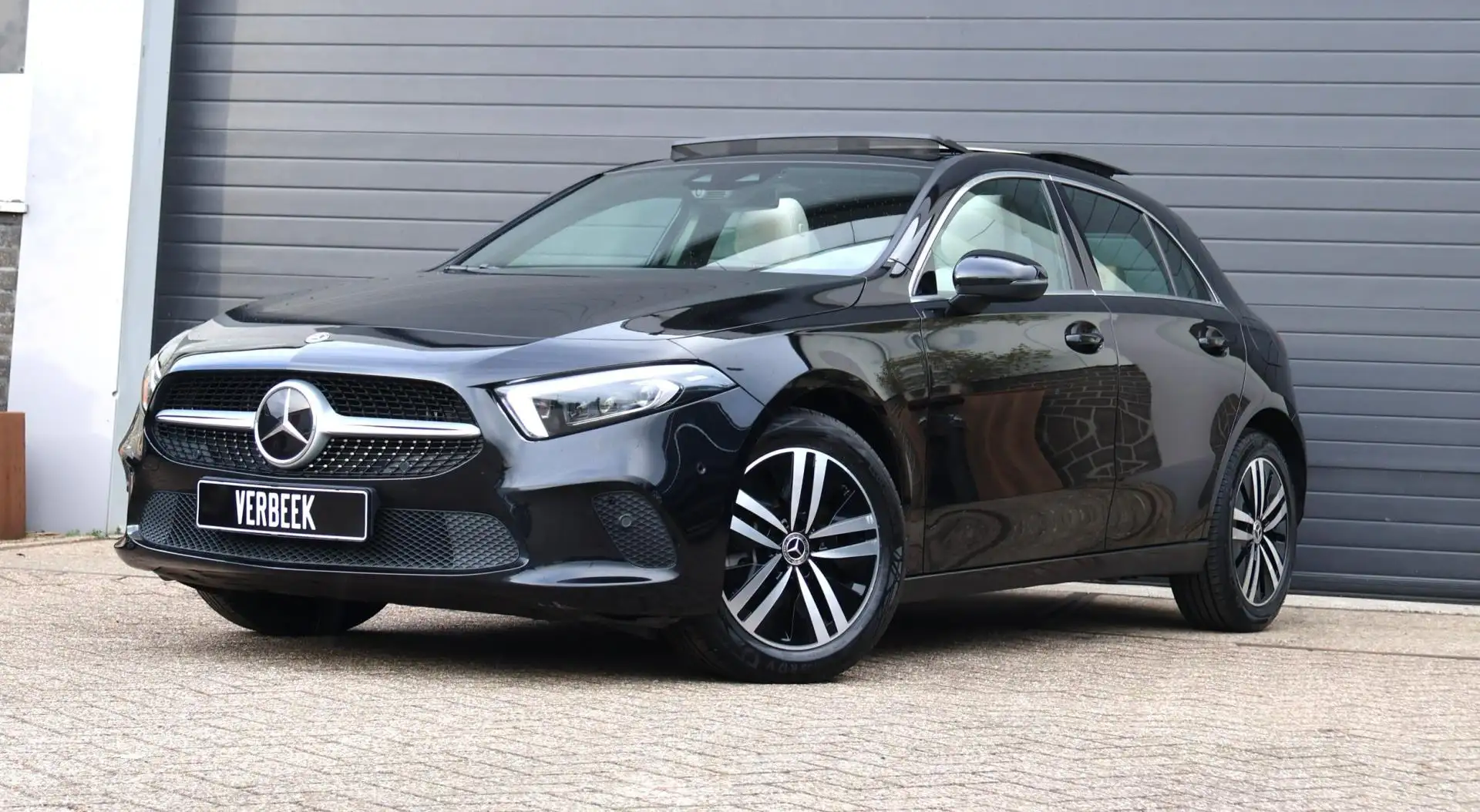 Mercedes-Benz A 250 e Business Line Pano/Leder/Camera Noir - 2