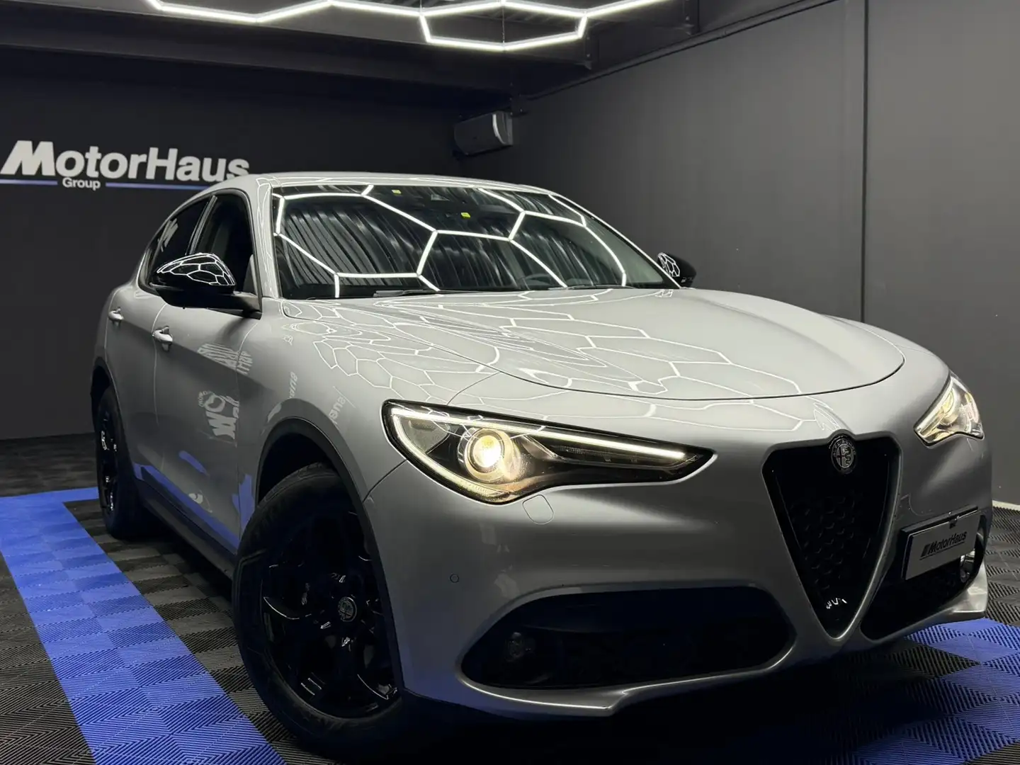 Alfa Romeo Stelvio 2.2 t rwd 160cv Zilver - 1