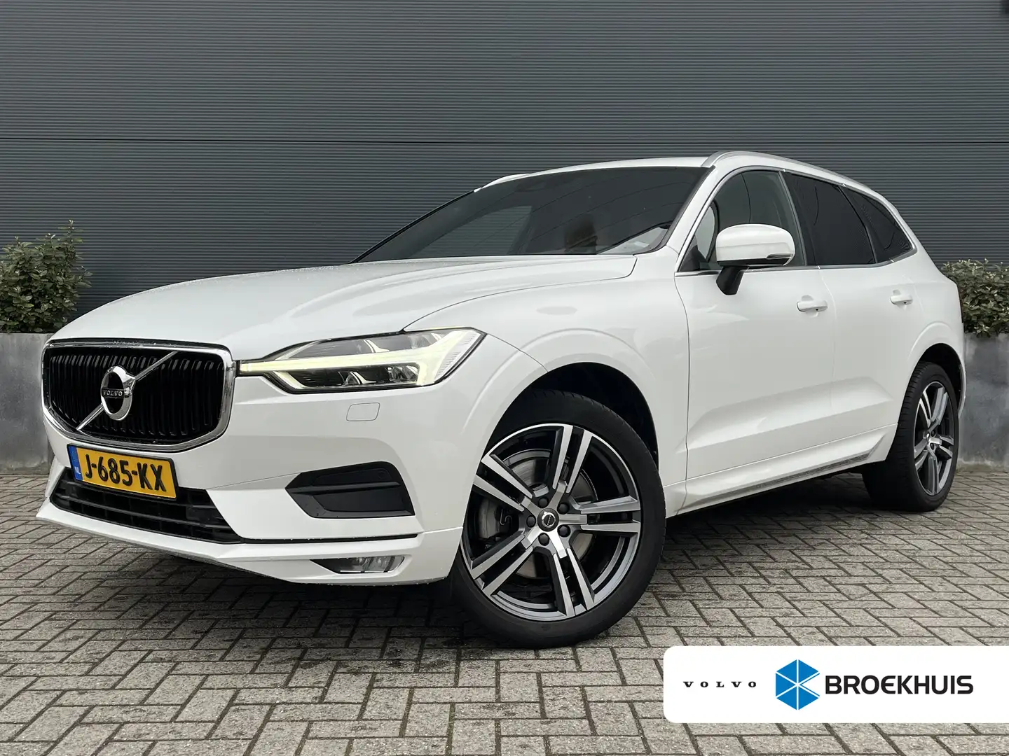 Volvo XC60 2.0 D5 Momentum | Standkachel | Leder | Trekhaak | Weiß - 1