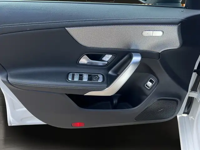 Mercedes-Benz Cla view 3