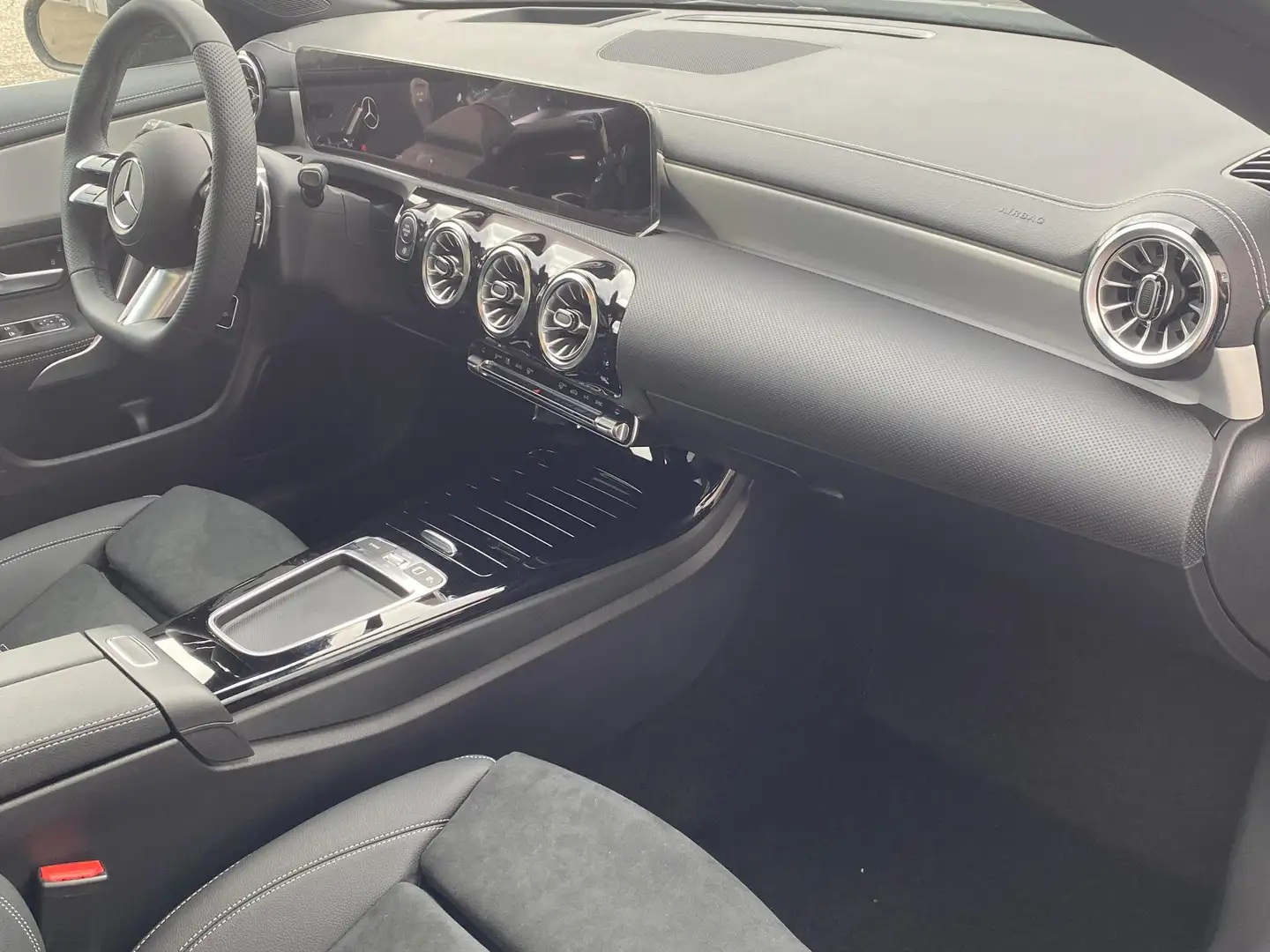 Mercedes-Benz CLA 180 Star Edition Schwarz - 2