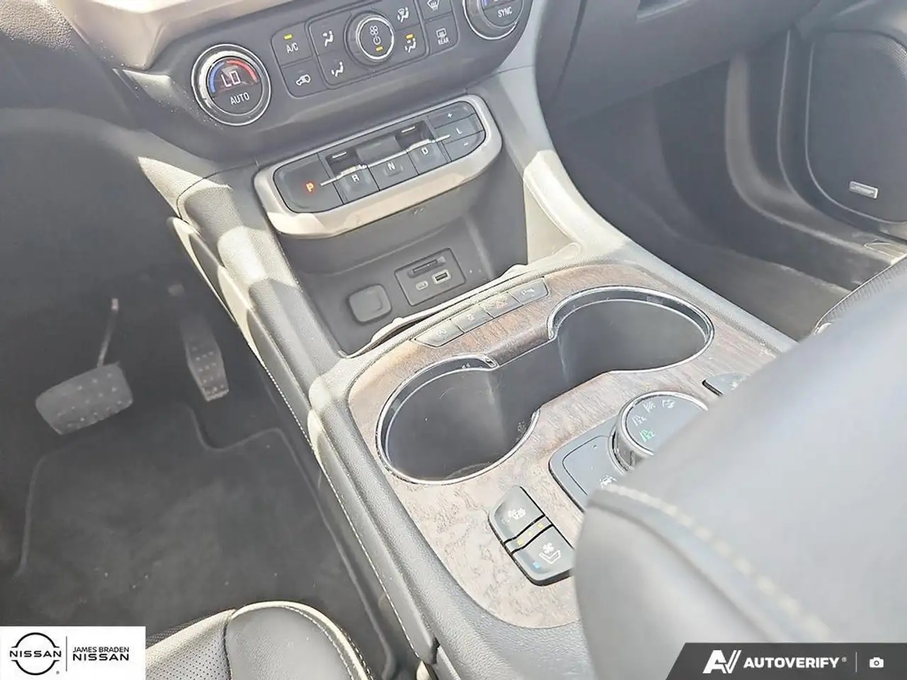 GMC Acadia снимка GMC Acadia