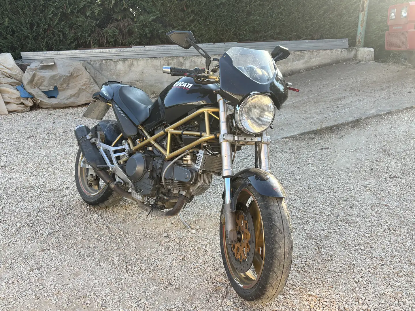 Ducati Monster 900 - 1