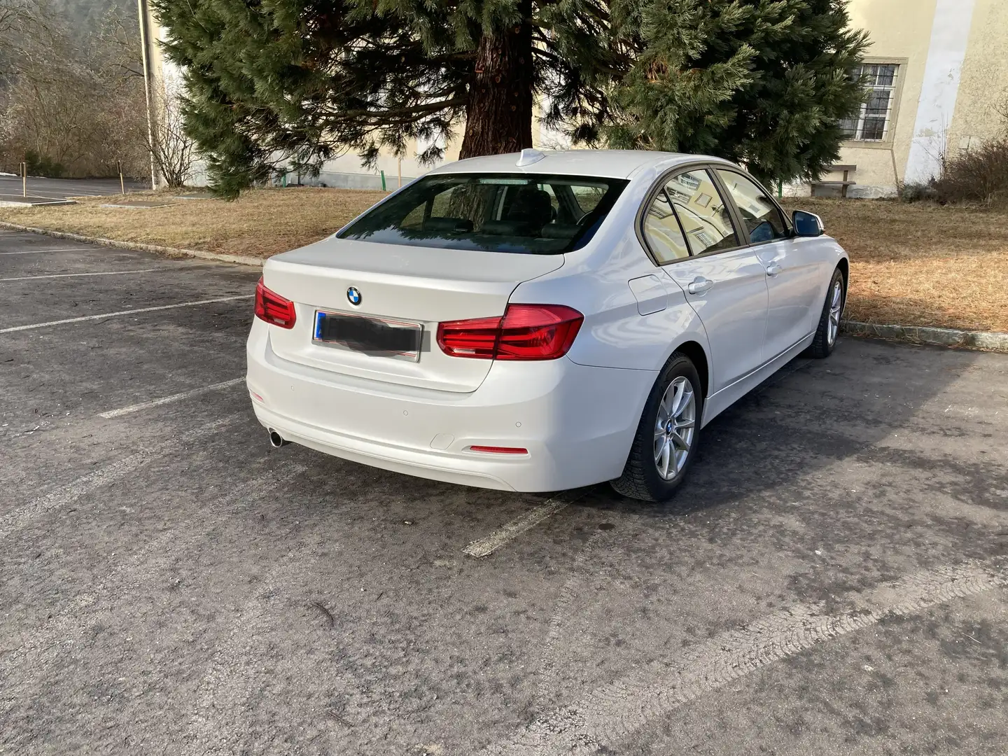 BMW 318 318d Advantage Aut. Advantage, Navi, Alu, LED, AHK Weiß - 2