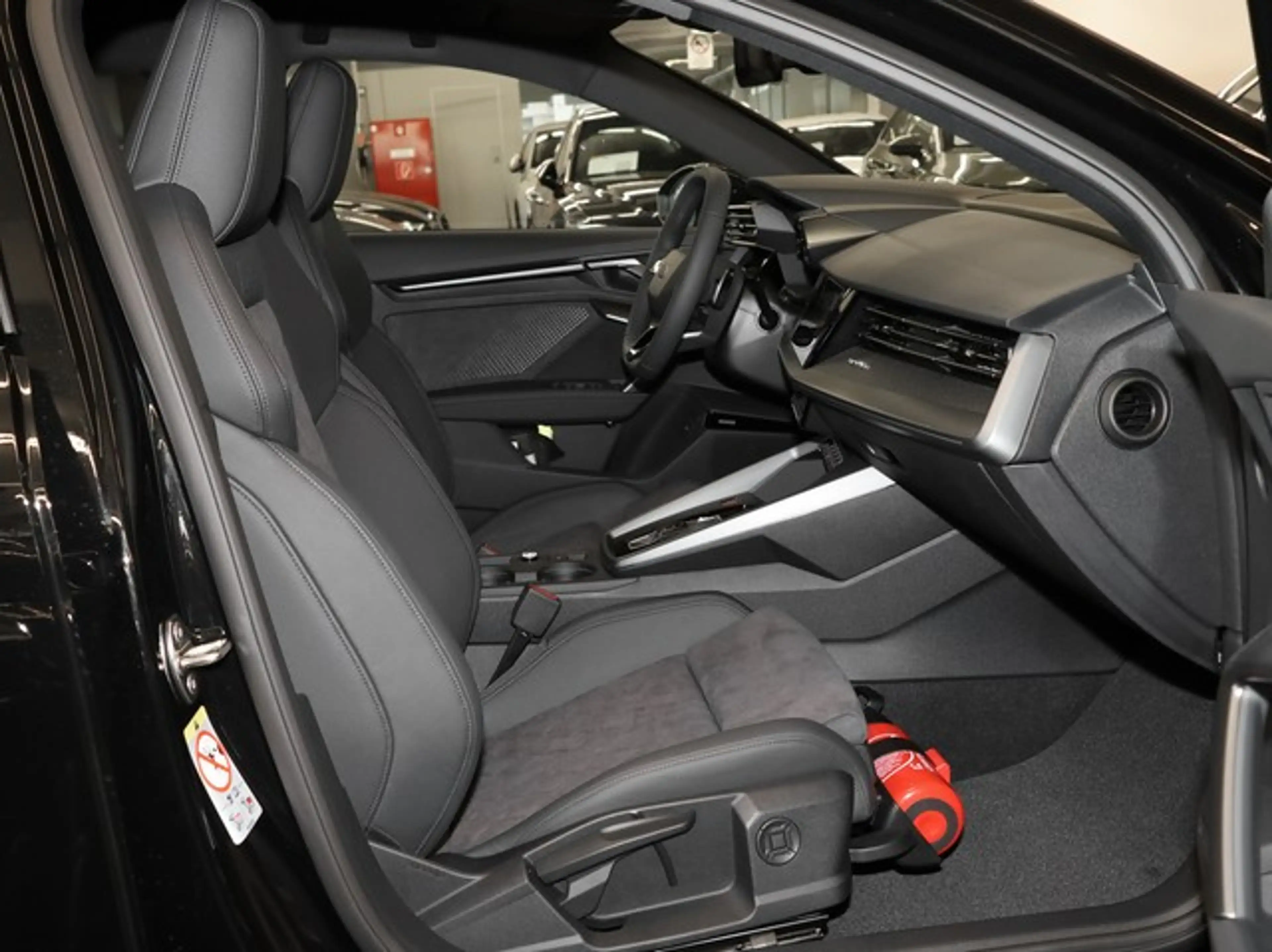 Audi RS3 Limousine GRAIL ACC Matrix LED Kamera Sonos Däm... — photo 6