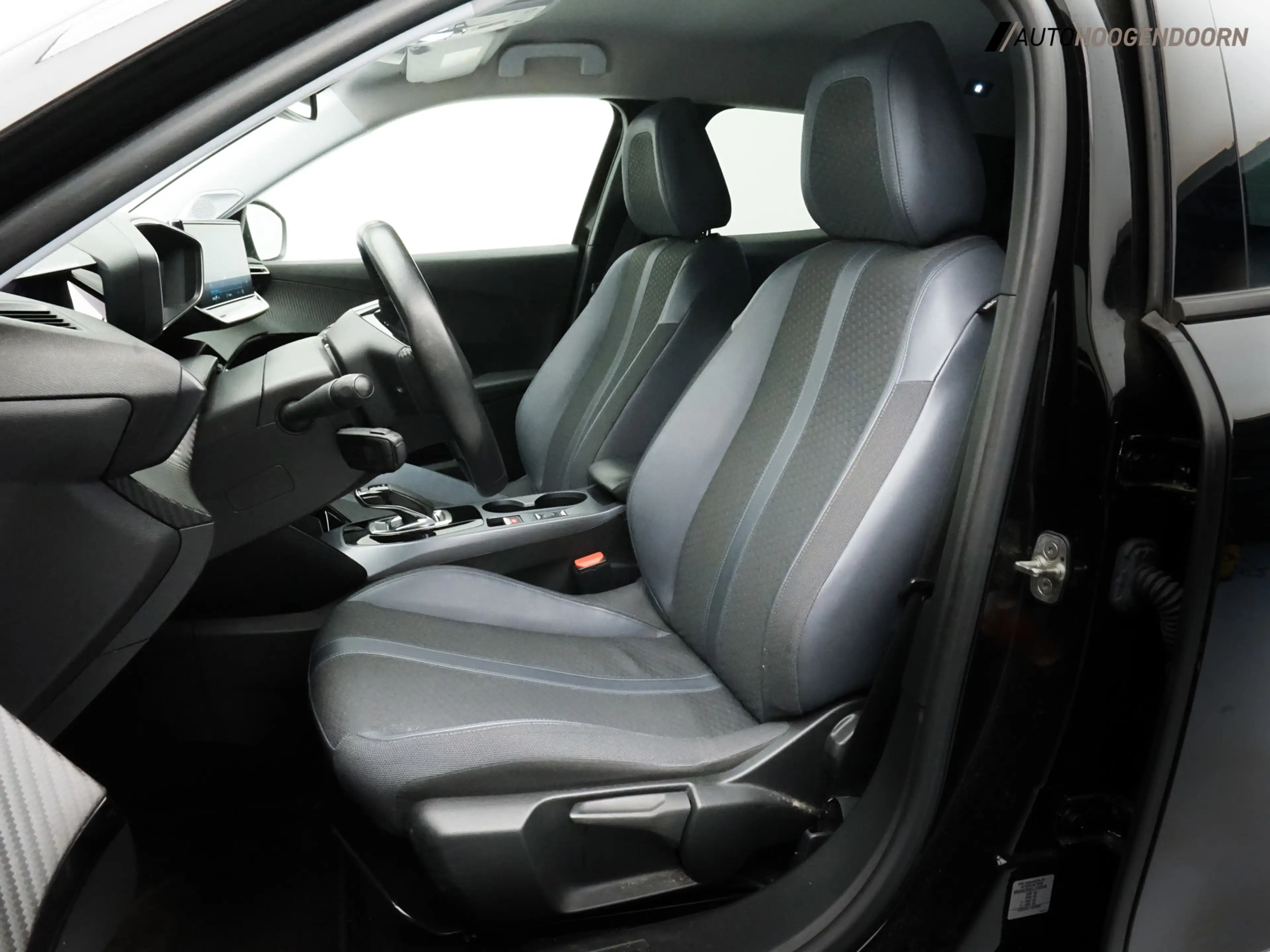 Peugeot e-2008 EV Allure 50 kWh Sport SOH 90% (APPLE CARPLAY,LED, — photo 11