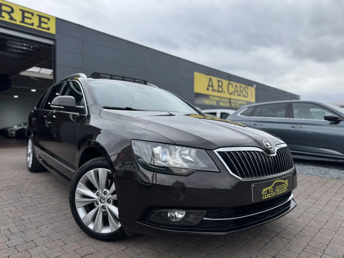Skoda Superb SW 1.6 CR TDi * FULL OPTIONS* Braun - 1