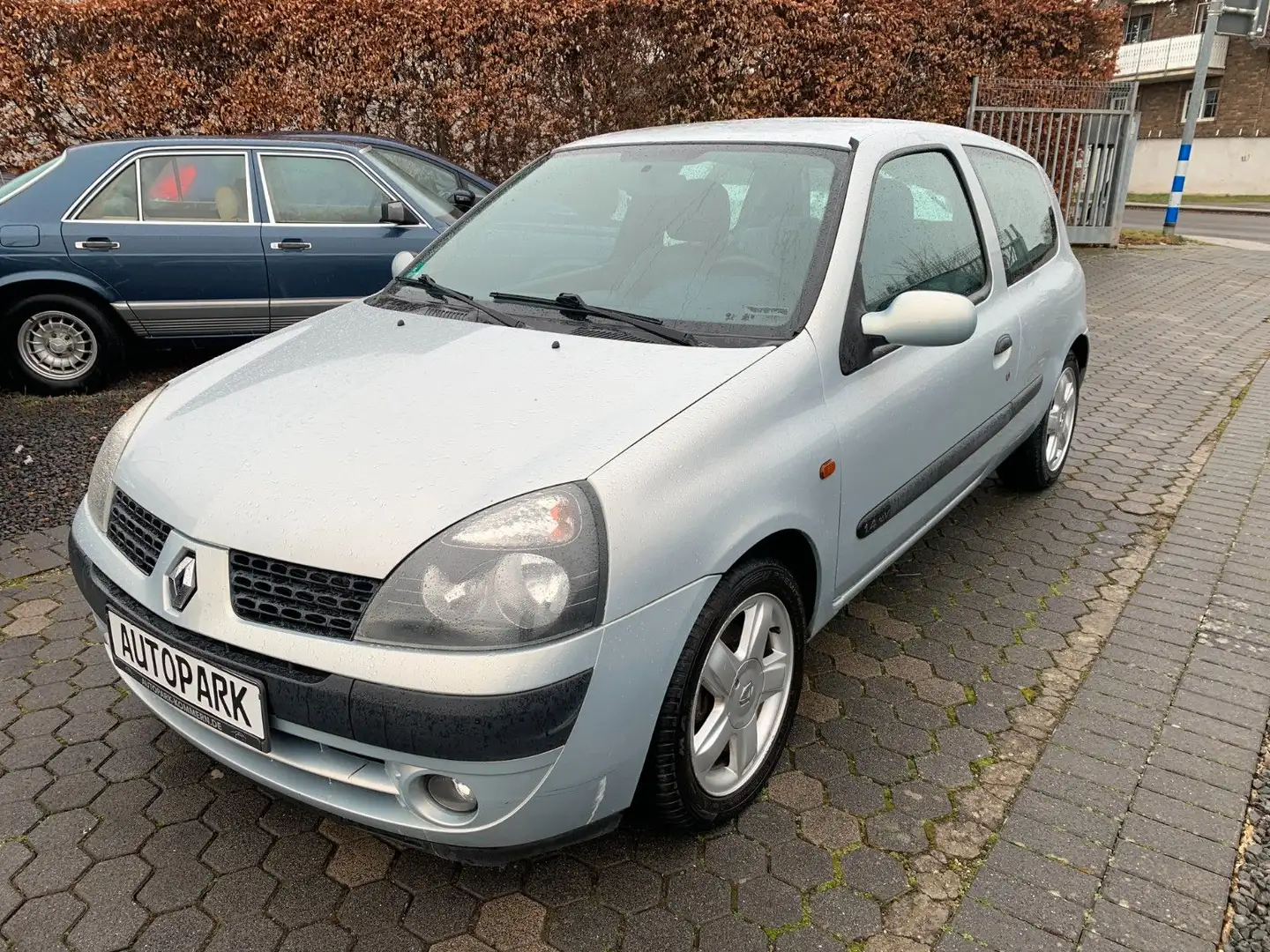 Renault Clio Initiale 1.4 16V*Automatik*Benzin Grau - 1