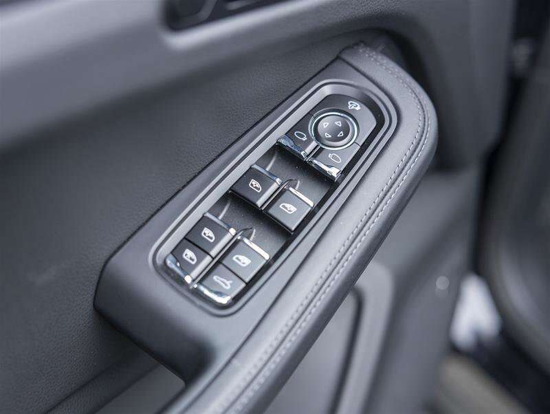 2025 Porsche Macan Base Black thumb 16
