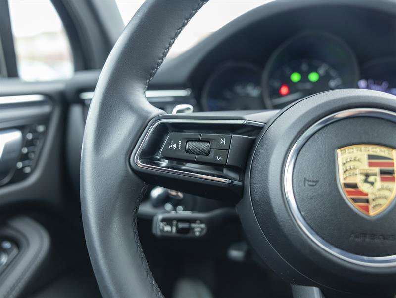 2025 Porsche Macan Base Black thumb 29