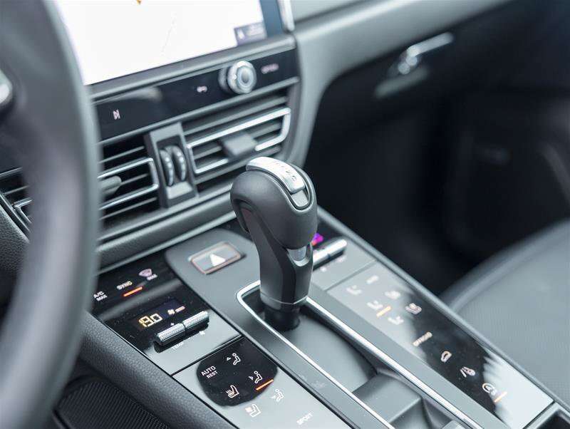 2025 Porsche Macan Base Black thumb 26