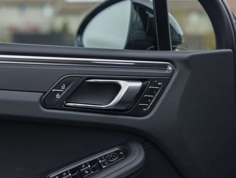 2025 Porsche Macan Base Black thumb 15
