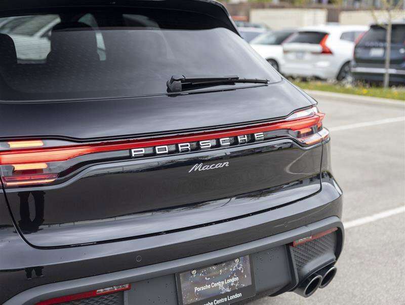 2025 Porsche Macan Base Black thumb 10