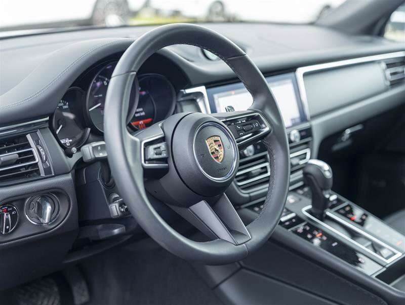 2025 Porsche Macan Base Black thumb 25