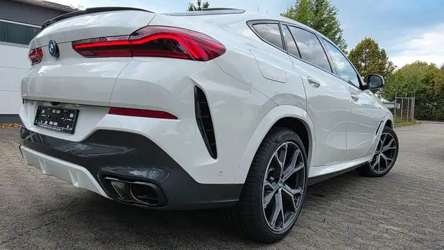 BMW X6 view 3