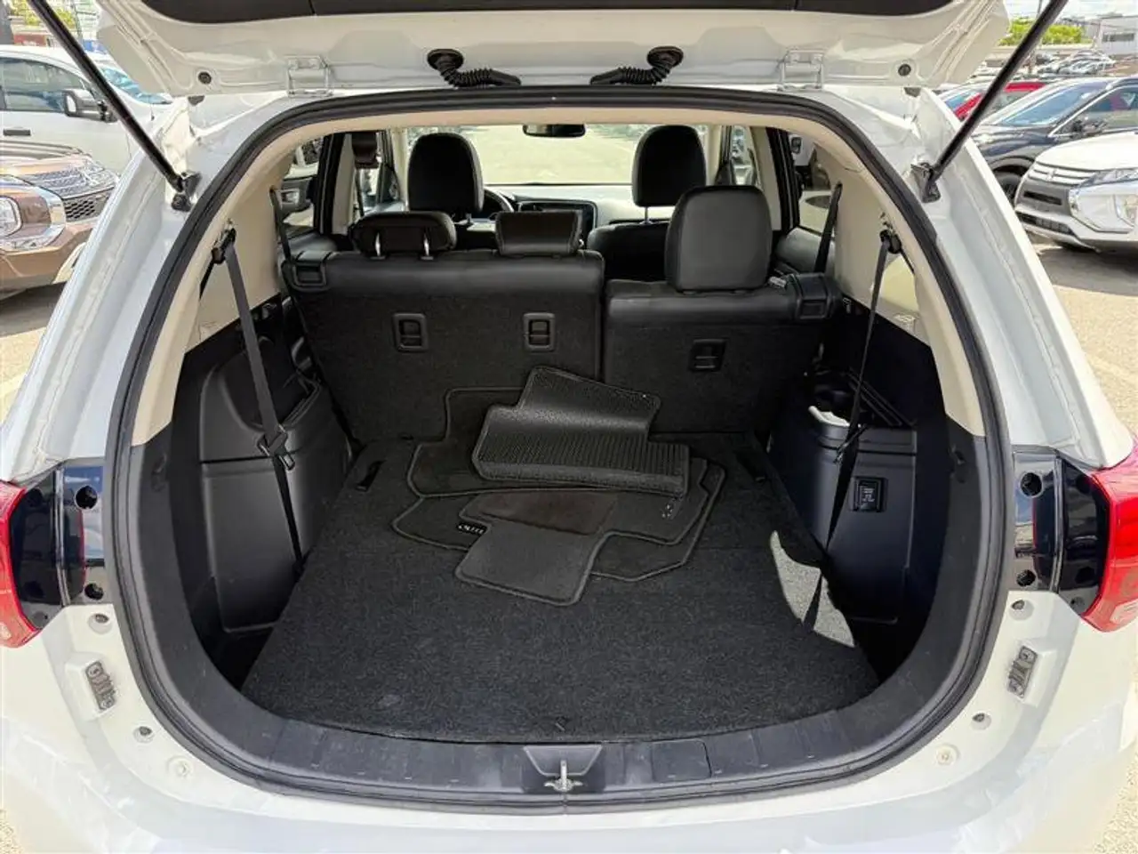 Mitsubishi Outlander снимка Mitsubishi Outlander