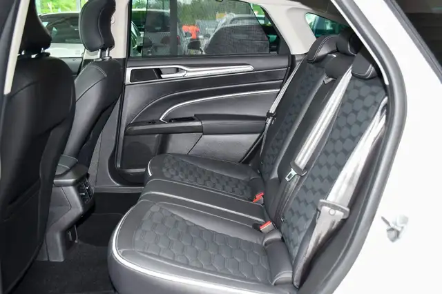 Ford Mondeo view 14