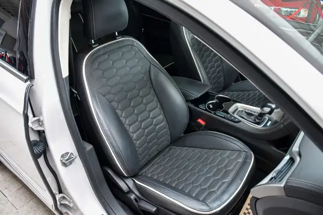 Ford Mondeo view 13