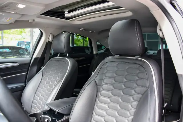 Ford Mondeo view 11