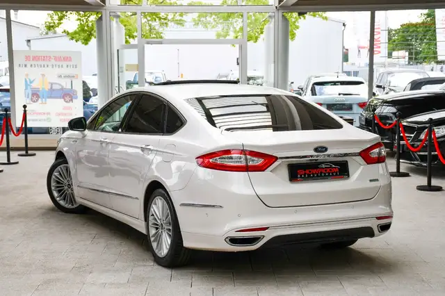 Ford Mondeo view 3