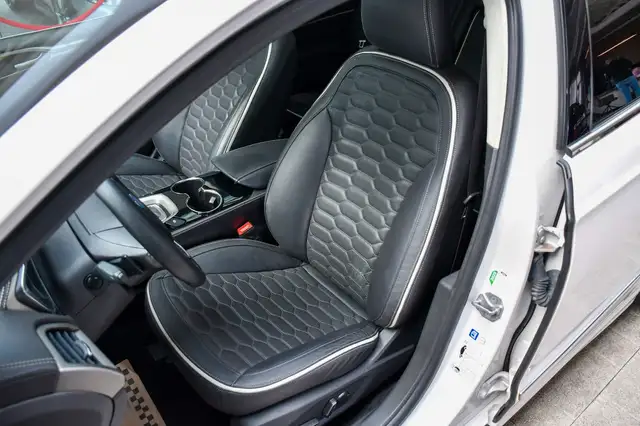 Ford Mondeo view 10
