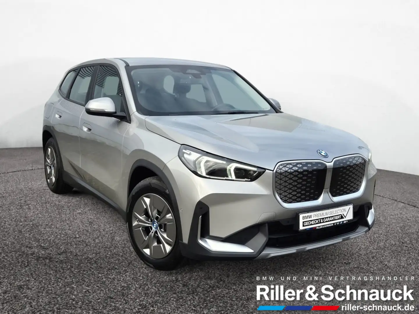 BMW iX1 xDrive30 AHK+KAM+LED+NAVI+SHZG Silber - 2