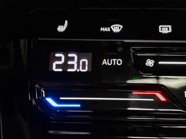 Volkswagen Touran 2025, foto 18