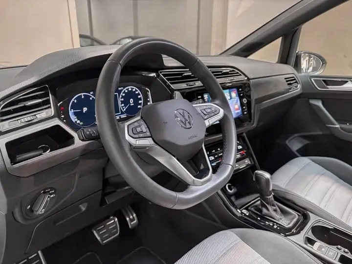 Volkswagen Touran 2025, foto 10
