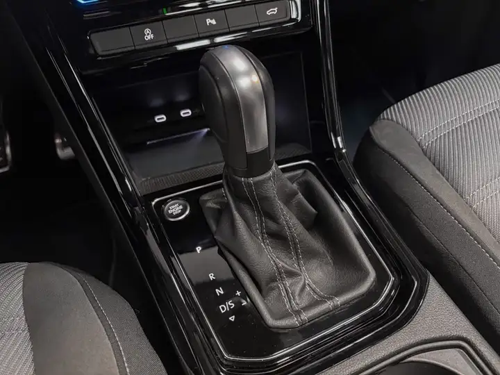 Volkswagen Touran 2025, foto 16