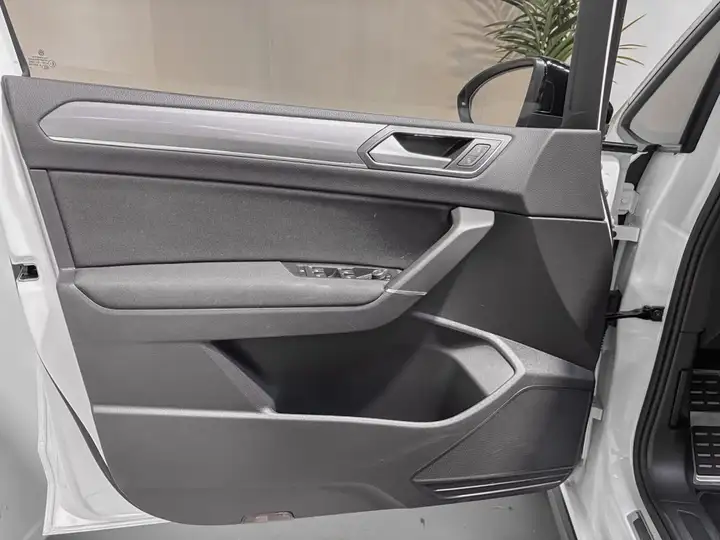 Volkswagen Touran 2025, foto 9