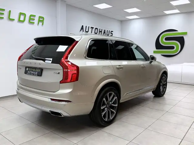 Volvo XC90 view 8