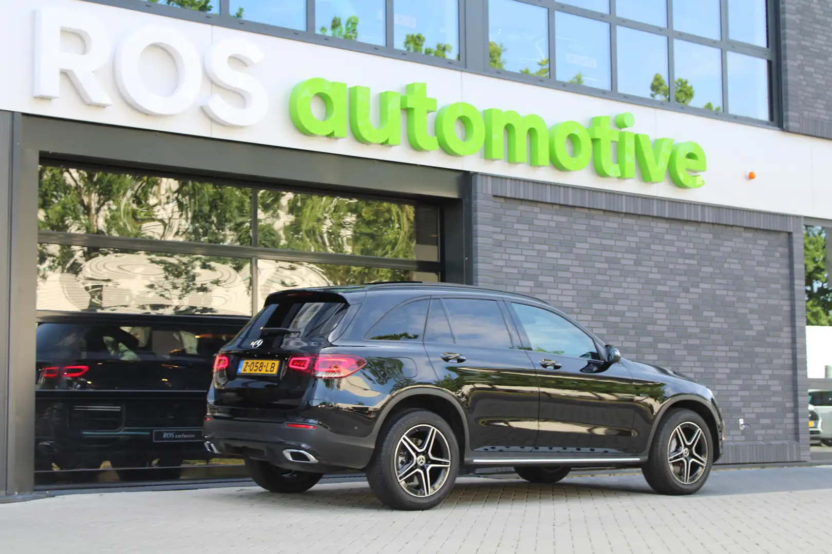 Mercedes-Benz GLC 300 300de 4MATIC Business Solution AMG | BTW! | PANO | Zwart - 2