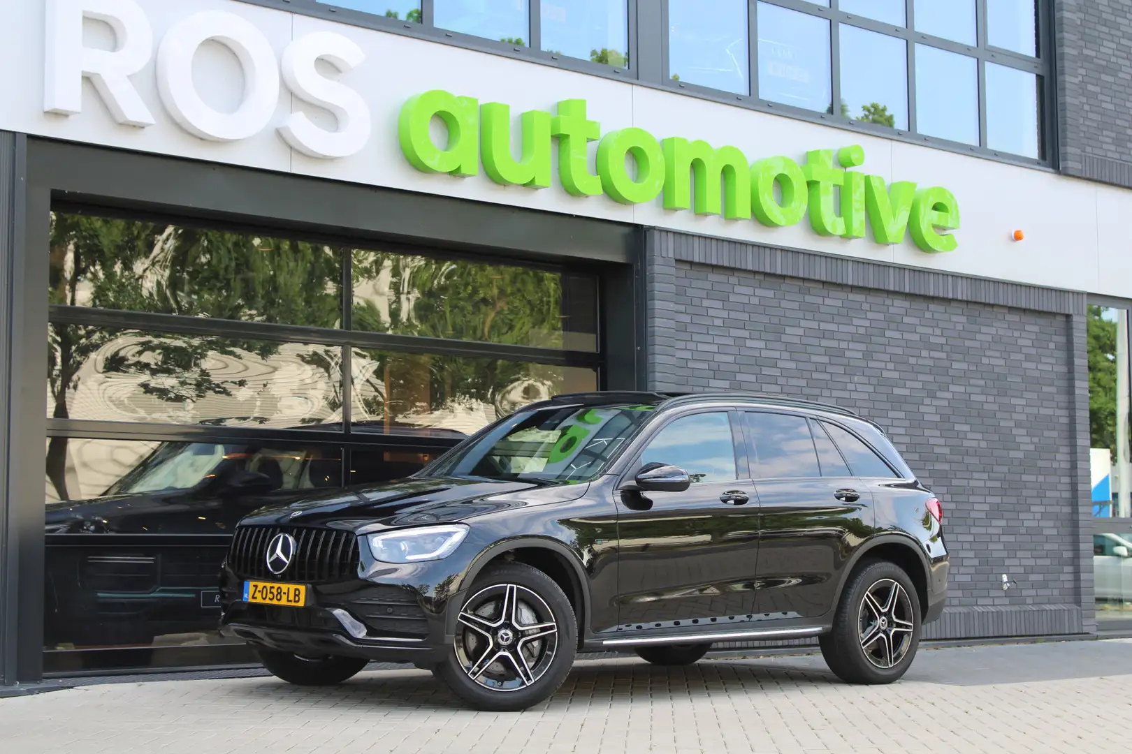 Mercedes-Benz GLC 300 300de 4MATIC Business Solution AMG | BTW! | PANO | Zwart - 1