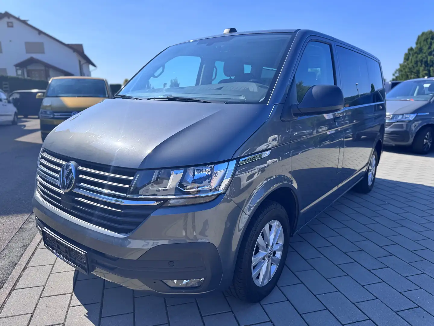 Volkswagen T6.1 Multivan Multivan DSG/7-Sitzer/Kamera/AHK/Bettfunktion Gris - 1