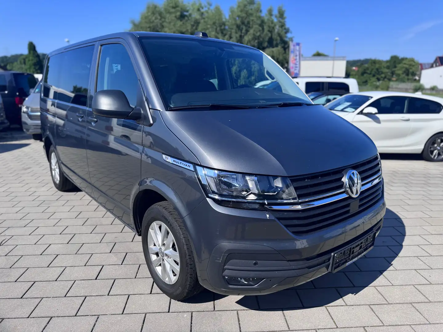 Volkswagen T6.1 Multivan Multivan DSG/7-Sitzer/Kamera/AHK/Bettfunktion Gris - 2