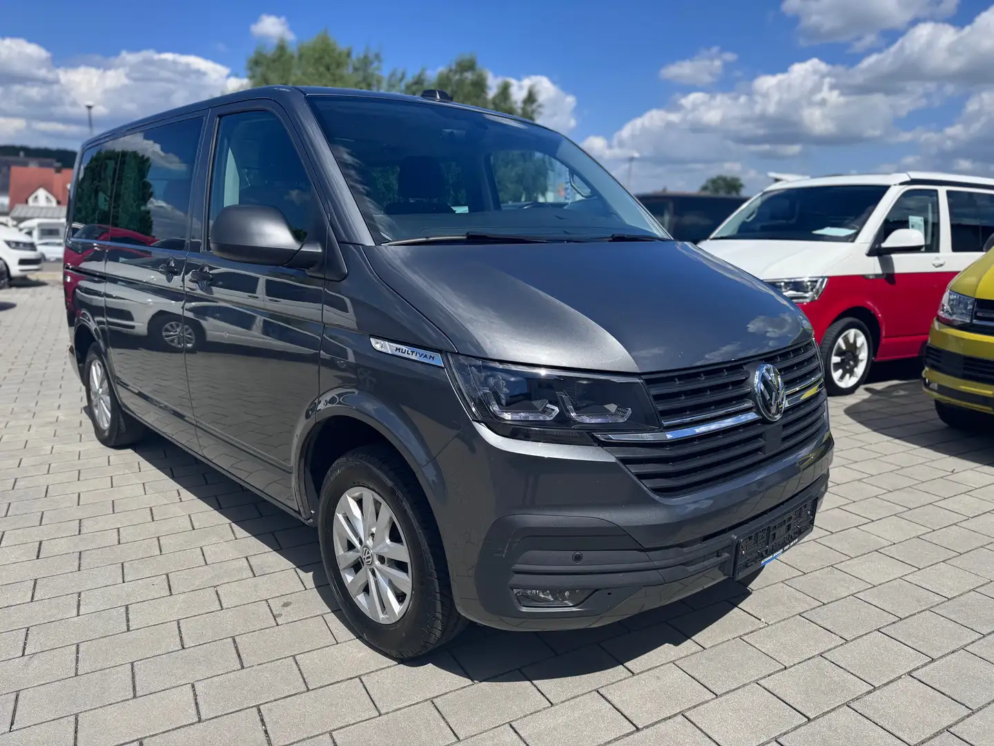 Volkswagen T6.1 Multivan Multivan DSG/7-Sitzer/Kamera/AHK/Bettfunktion Gris - 2