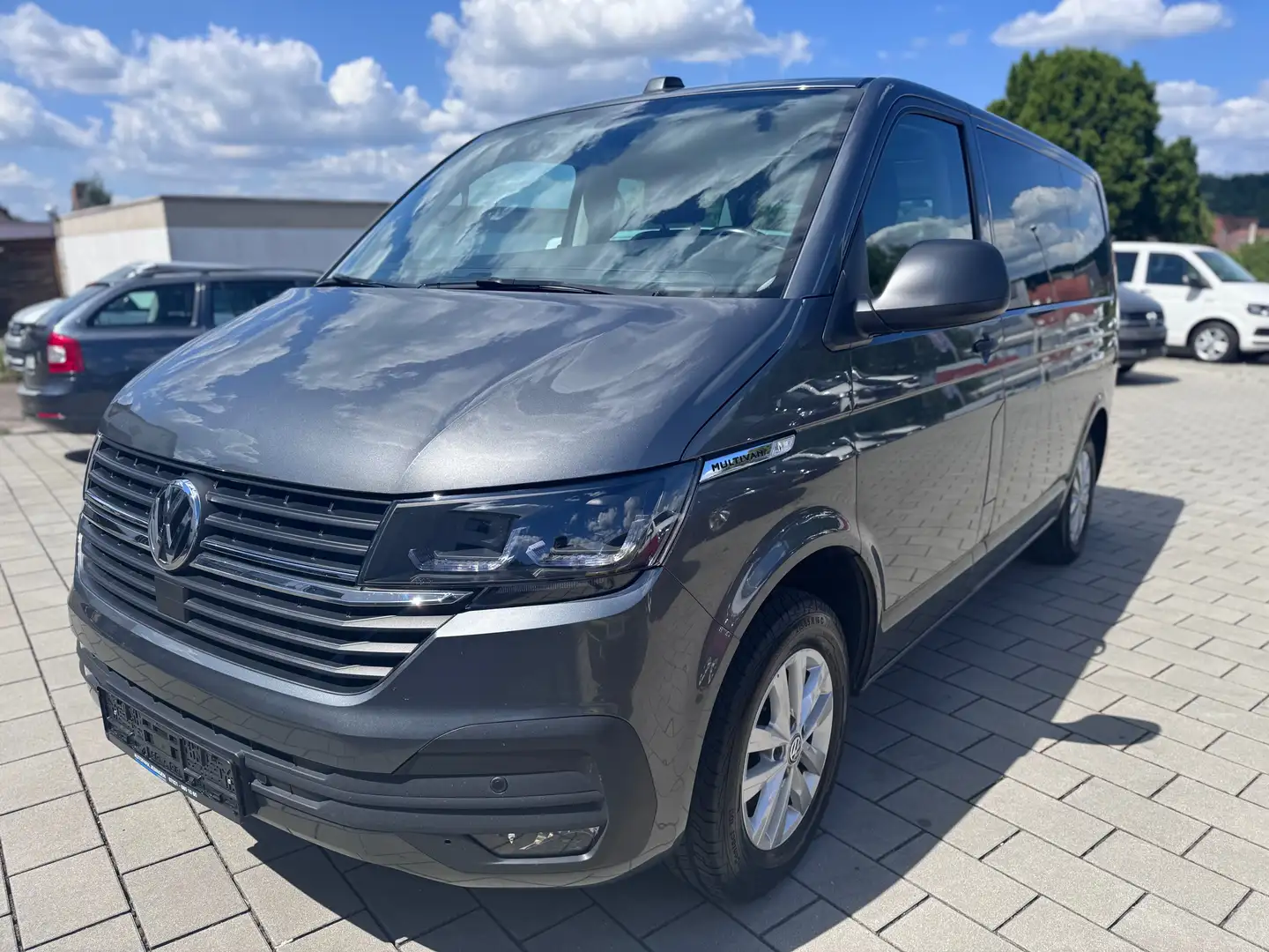 Volkswagen T6.1 Multivan Multivan DSG/7-Sitzer/Kamera/AHK/Bettfunktion Gris - 1