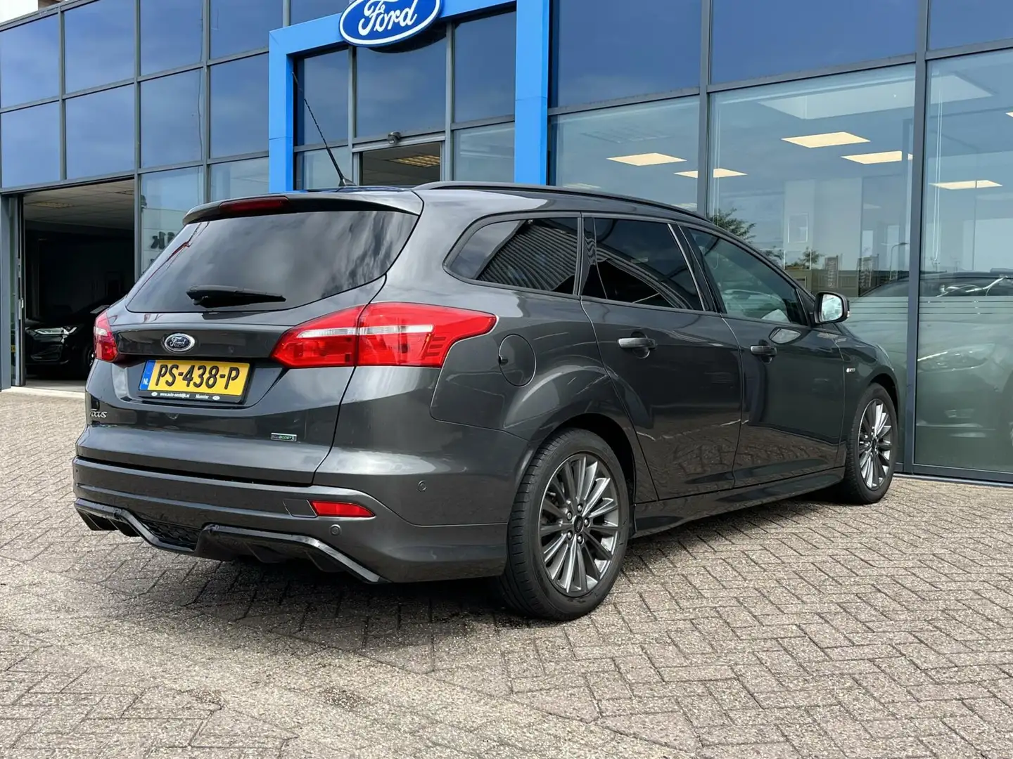 Ford Focus Wagon 1.0 ST-Line 125PK Cruise Navi Climate Parkee Grijs - 2