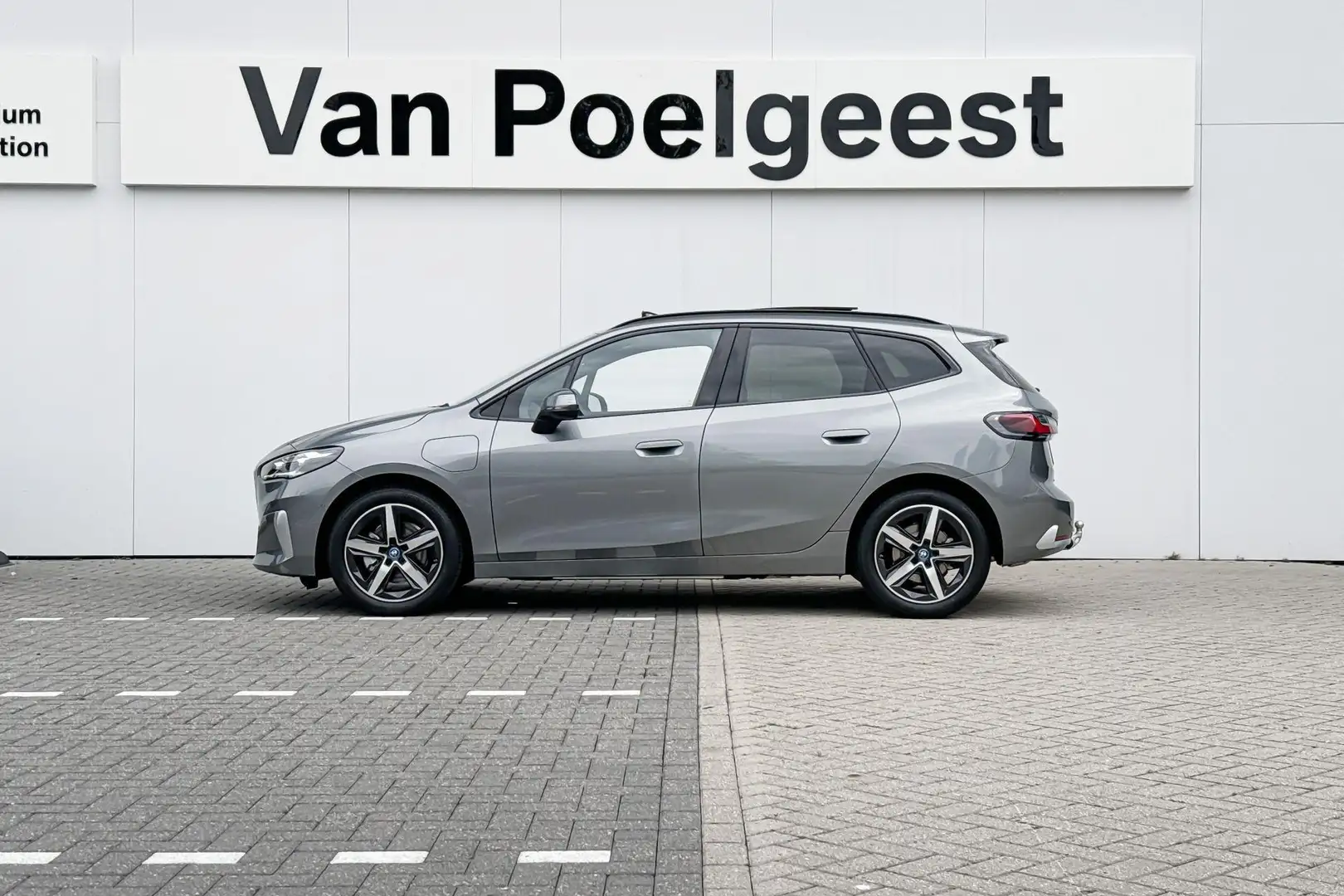 BMW 225 2 Serie Active Tourer 225e xDrive Panoramadak | Tr Grijs - 2