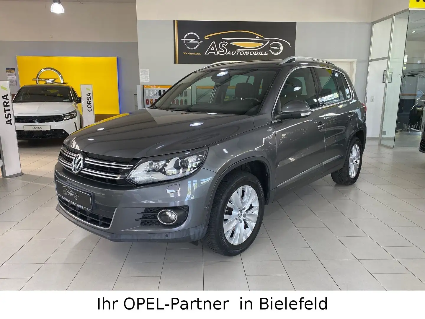 Volkswagen Tiguan Life 4Motion AUTOM/AHK/STANDHEIZ/XENON Grau - 1