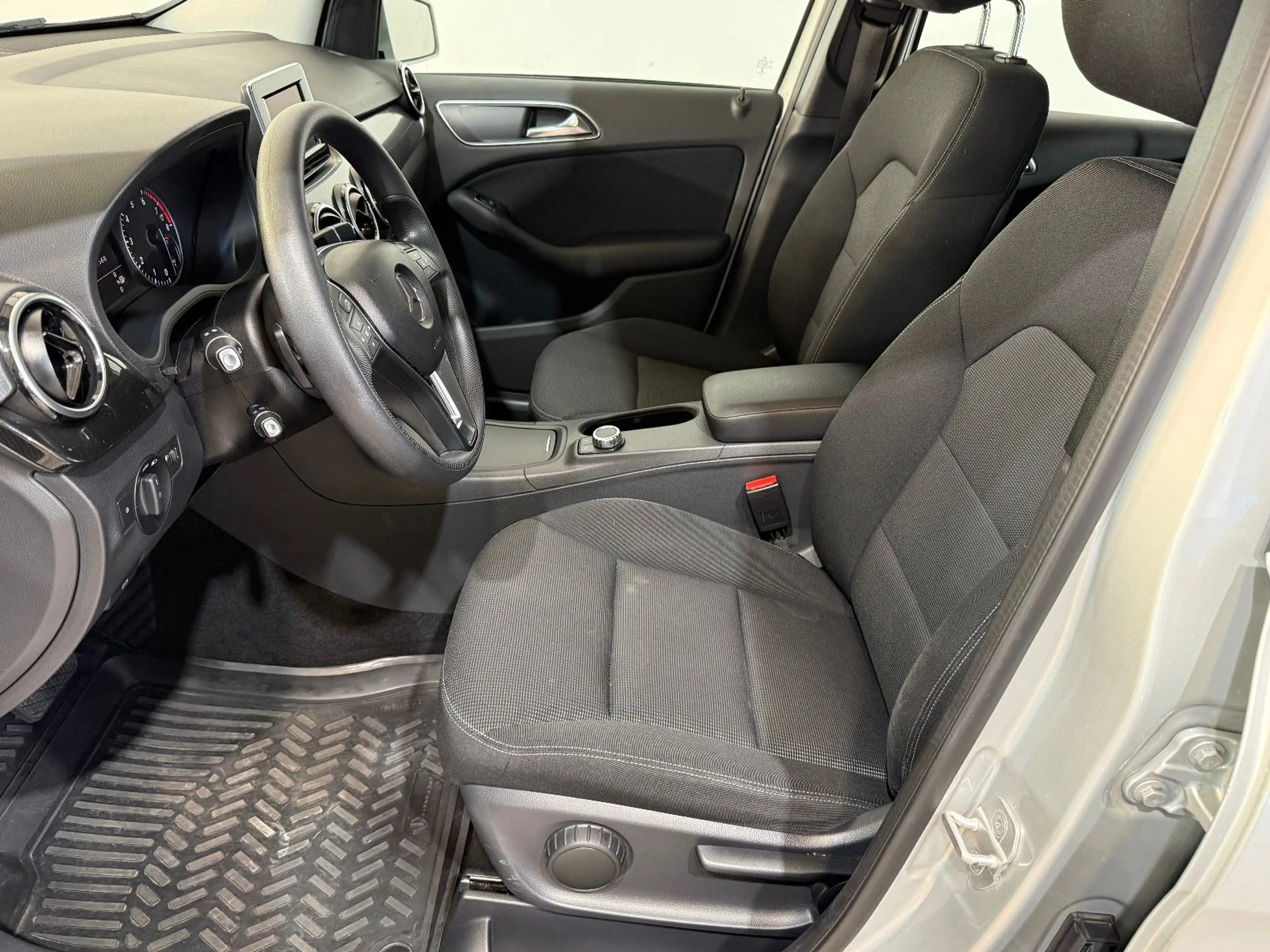 Mercedes-Benz B 200 *SCHECKHEFT+SR/WR+NAVI+TEMPOMAT+SENSOREN* — photo 9
