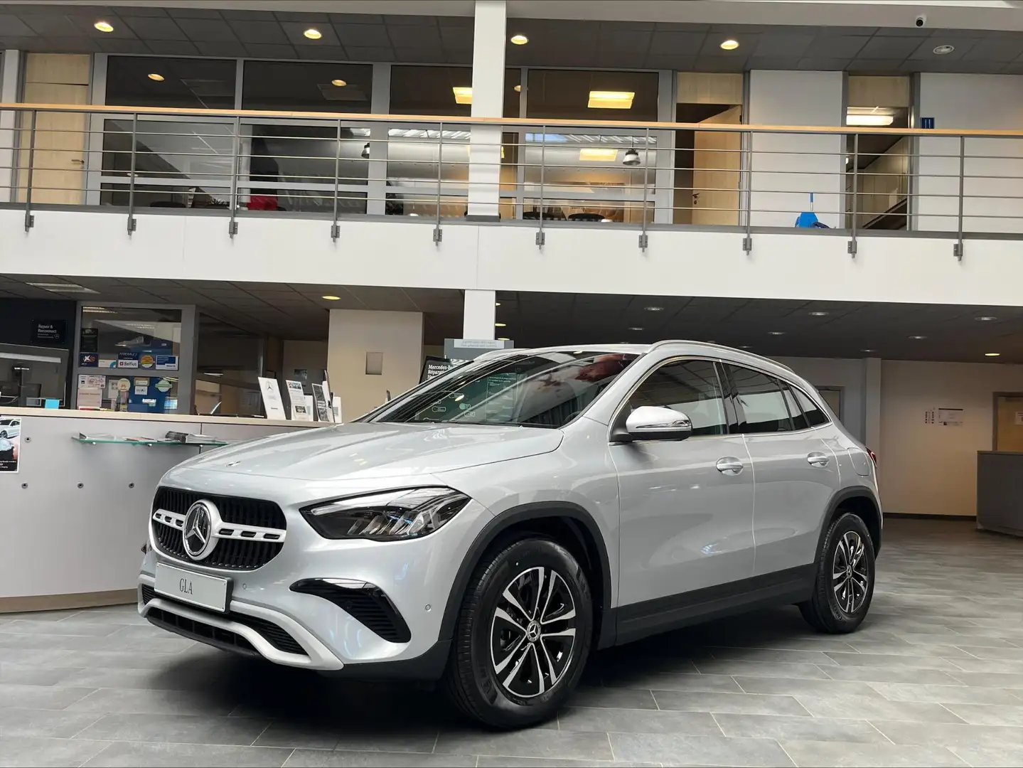 Mercedes-Benz GLA 180 Star Edition Luxury Line LIMITED Style Edition Zilver - 1