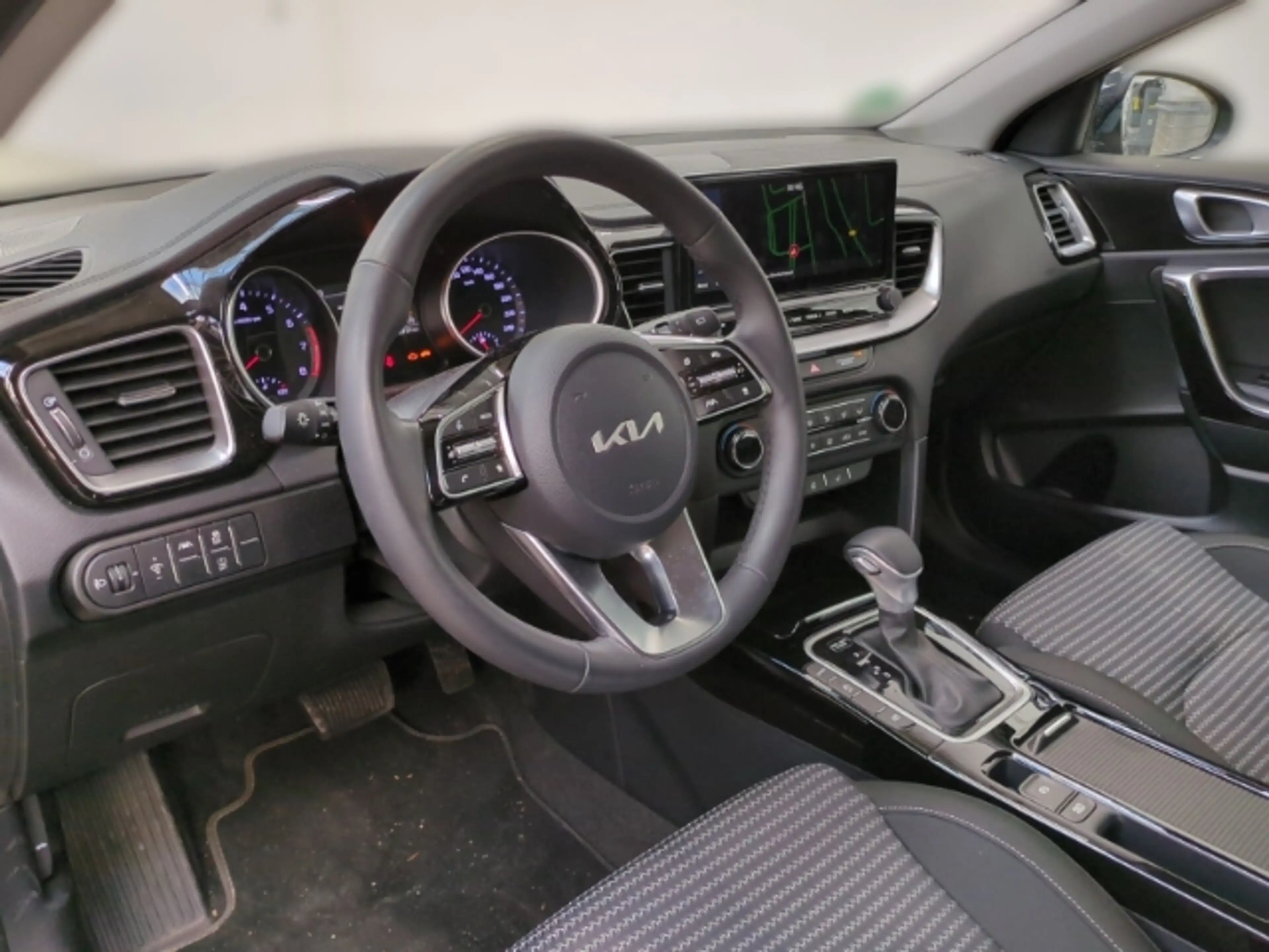 Kia Ceed / cee'd Spirit 1.5T NAVI,CARPLAY,KAMERA,SITZHZG,PDC — photo 11