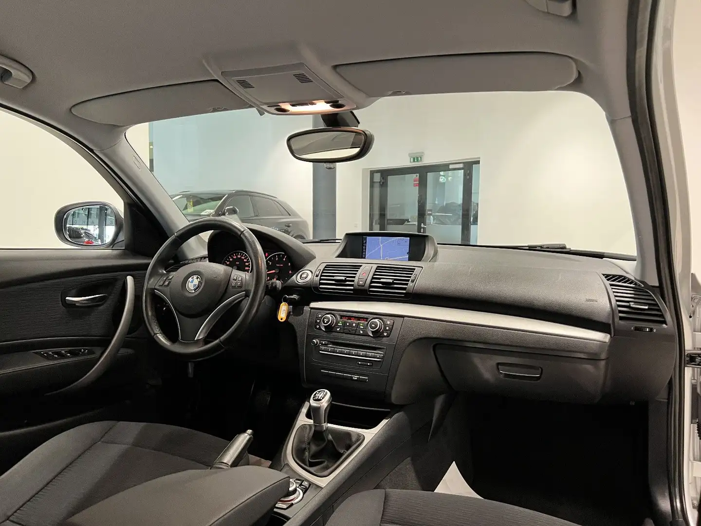 BMW 118 i LIM.|NAVIGATION|PDC-HI.|SERVOLENKUNG|2XSHZ| Plateado - 2
